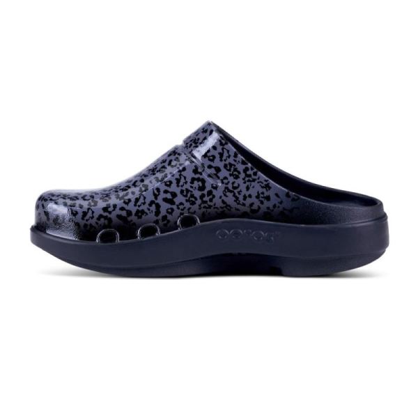 Oofos Women's OOcloog Limited Edition Clog - Gray Leopard
