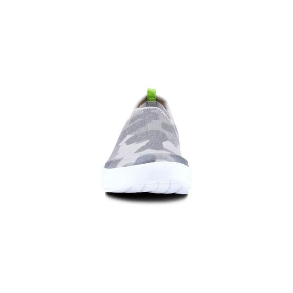 OOFOS WOMEN'S OOMG EEZEE LOW SHOE - GREEN CAMO
