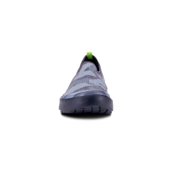 OOFOS WOMEN'S OOMG EEZEE LOW SHOE - BLACK CAMO