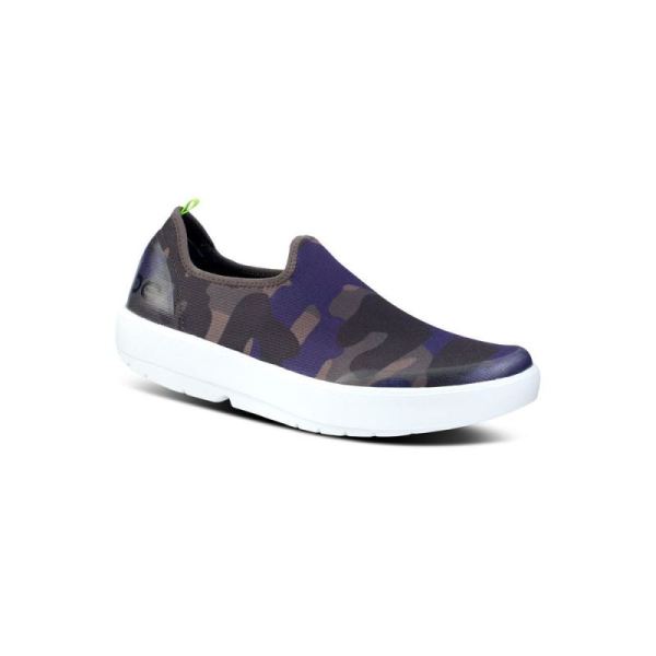 OOFOS WOMEN'S OOMG EEZEE LOW SHOE - MIDNIGHT CAMO