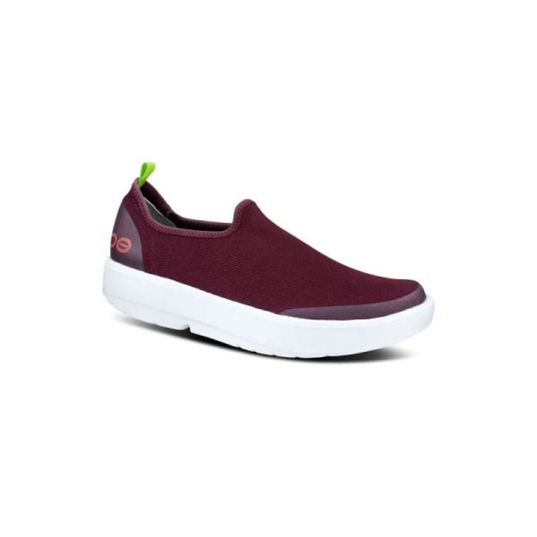 OOFOS WOMEN'S OOMG EEZEE LOW SHOE - CABERNET