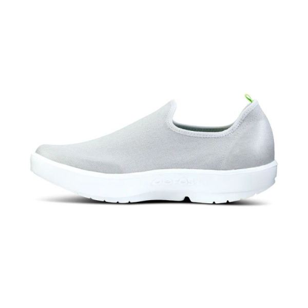 OOFOS WOMEN'S OOMG EEZEE LOW SHOE - GRAY