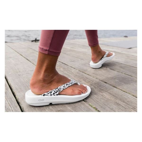 OOFOS WOMEN'S OOLALA LIMITED SANDAL - SNOW LEOPARD