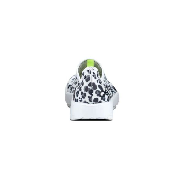 OOFOS WOMEN'S OOMG EEZEE LOW SHOE - SNOW LEOPARD