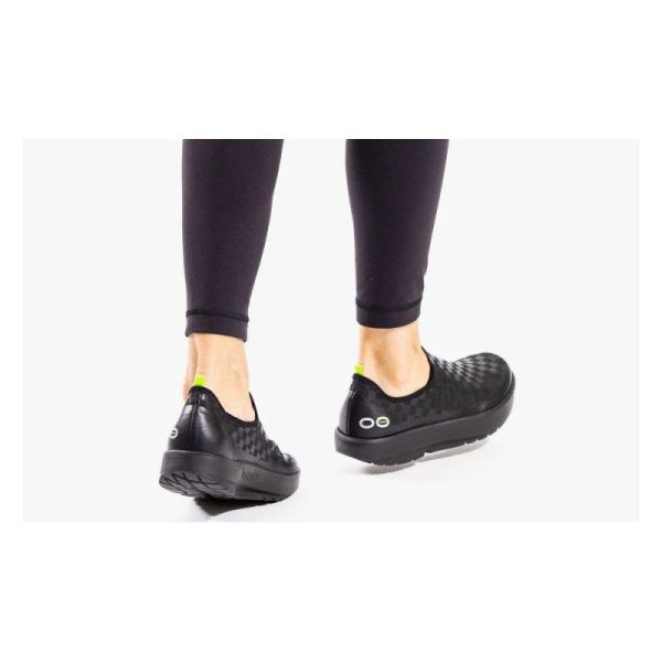 OOFOS WOMEN'S OOMG EEZEE LOW SHOE - BLACK CHECKER